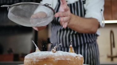Lokanta Mutfağında yakın plan Şekerleme Şefi Elle Ekleme Malzemesi