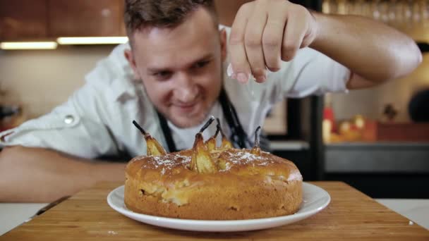 Nahaufnahme Porträt Junger Konditormeister dekoriert Dessert-Kuchen in der Küche 4k — Stockvideo
