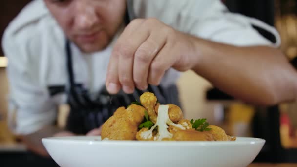 Close-up Fokussierte männliche Chef Restaurant Küche Kochen und Zubereiten von Lebensmitteln langsam mo — Stockvideo