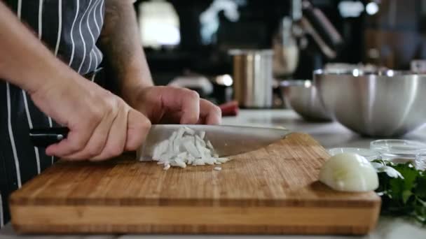 Zbliżenie Chef Man Hands Pokroić cebulę na plasterki z nożem na desce do cięcia — Wideo stockowe