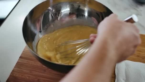 Close-up Home Cooking Bäcker Hände Kneten Teig mit Schneebesen in der Küche Mischen von Lebensmitteln — Stockvideo