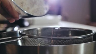 Ekmek ve Pasta Pişirmek için Sieve ile Yakın Çekim Un Serpiştirme 4k