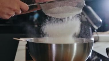 Pie ve Cupcake için Sieve ile yakın çekim un kesme Mutfak Yavaş çekim yapıyor