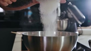 Pişirme İçindekileri Yavaş Çekimde Karıştırmak için Aşçı Sifting Ununu Elle 'den geçirin