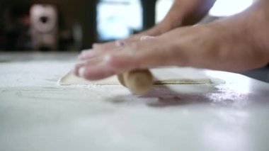 Fırın Şefinin Yakın Çekim Elleri Pizza Slowmo İçin Ahşap Pin Kullanıyor