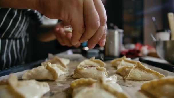 食肆厨房的特写厨师用手工加入最后配料 — 图库视频影像