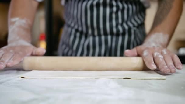 Крупный план Шеф-повар на профессиональной кухне готовит еду с мукой, чтобы сделать пасту 4k — стоковое видео