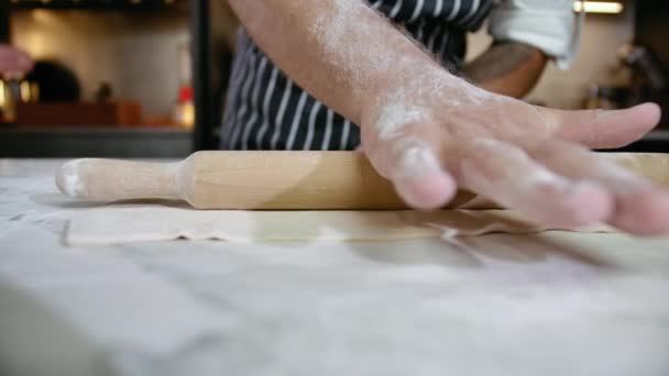 Kuchař v profesionální kuchyni připravuje pečivo s moukou, aby se chléb nebo těstoviny — Stock video