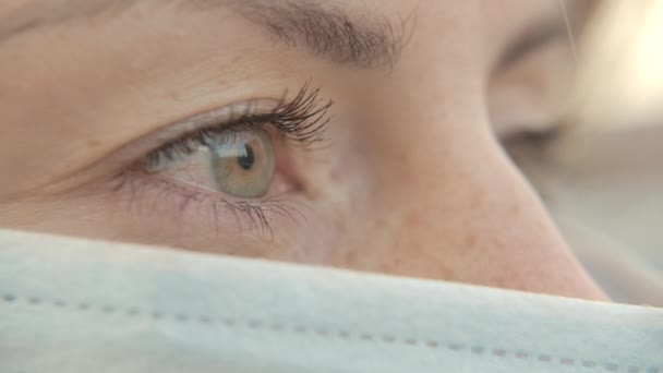 Koruyucu Tıbbi Yüz Maskesi Giyen ve 4K Görünüşlü Gözlü Kadın — Stok video
