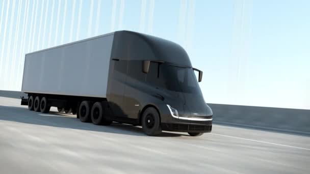 Grande camion moderno nero dei semi con il percorso del rimorchio del carico sulla consegna logistica della strada — Video Stock