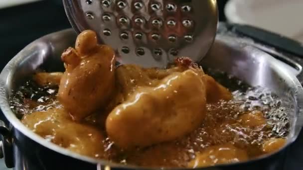 Γκρο πλαν Προβολή Σεφ Μαγειρική Τηγανίζοντας Τροφίμων στο Μπάτερ στο βράσιμο καυτό λάδι σε τηγάνι σιδήρου — Αρχείο Βίντεο