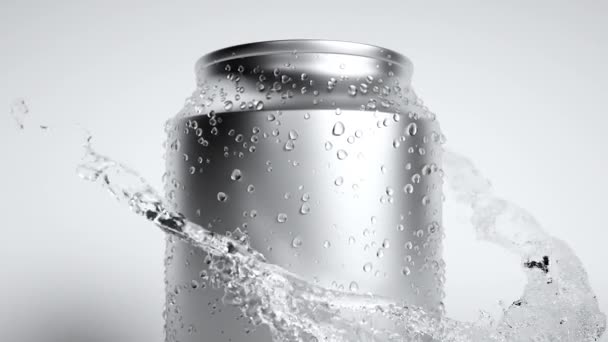 Чистый поток воды, чтобы сода пить алюминиевую банку на белом фоне и всплеск волны Видеоклип