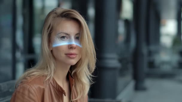 Современные технологии с использованием биометрии распознавания лиц Ирис сканированной женщины Стоковое Видео
