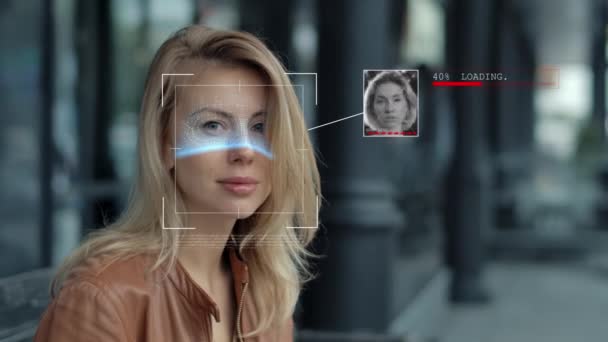 Современные технологии с использованием биометрии распознавания лиц Ирис сканированной женщины Стоковый Видеоролик