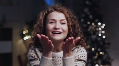 Mutlu Genç Kadın Eğlencesi Tatili Kutluyor ve Kameraya Bakış Hediyesini Kutluyor. Kutlama Tatili ve Doğum Günü kavramını kabul et. İnsanlar için Eğlence Şenliği. Neşeli Milenyum Kız Portresi Videosu