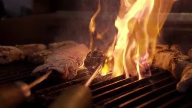 Mutfak Izgarası 'nda Mangal Mangalı Pişiriyorum. Yakın ateşte. Lezzetli ve sulu et ızgarada ağır ateşte kızartılıyor. Aşçı Barbekü İçin Yemek Pişiriyor. Taze tavuk menüsü ızgarada kızartıldı.