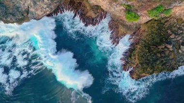 Sahil Dağın Kayalıklarında Deniz Dalgaları Kırılıyor. Beyaz Büyük Köpüklü Hint Okyanusu. Akdeniz 'deki Büyük Mavi Dalgalar. Denizde Fırtınalı Hava. Sinemada Uçan İnsansız Hava Aracı Okyanusun Üzerinde 4k