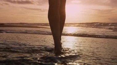 Yaz Denizi Sahili Kapanışı 'nda Çıplak Ayakla Yürüyen Güzel Kadın. Okyanus Suyu 'nda Dinlenen Yalnız Neşeli Kız' ın Romantik Kavramı. Sandy Deniz Burnu 'nda Doğal Işıkta Uygun Bir Kadın İçin Sakin Bir Gün