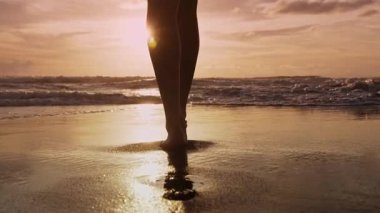 Yaz Denizi Sahilinde Çıplak Ayakla Yürüyen Güzel Kadın Yaklaş. Okyanus suyunda dinlenmek için yüzen tasasız bir kızın romantik konsepti. Doğal Işıkta Sörf Deniz Burnu 'nda Sıska Bir Kadının Yaşamında Sakin Bir Gün