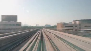 Görüş Noktasında Hızlı Hızlı Trenin Zaman Hızı. Pov Hiperlapse Otomatik Trende Büyük Şehir Hayatı 'nda. Dubai 'de Nakliye İlerliyor. Teknoloji Güvenliği Taşımacılık Konsepti 4K