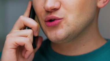 Akıllı telefondan konuşan genç adamın portresi. Yakın plan. Çevrimiçi Çalışan Mutlu Kişi Akıllı Telefon Cihazı 'nı arıyor. Bir Gülümseyen Erkek Dijital Gadget 'ta Konuşan Mesajın Eğlencesi