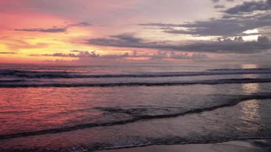 Deniz sahilinde yaz günbatımı ve açık denizde okyanus suyu. Gece Bankasının Renkli Sahil Doğası ve Gün batımında Sahil Gökyüzü. Parlak tatil yeri rahatlama ve romantik seyahat yeri kavramı.