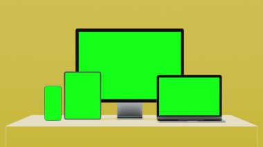 Krom Anahtar için Yeşil Ekranlı Laptop Bilgisayar ve Akıllı Telefon. Akıllı Telefonun Mock Up 'ı ve Yeşil Ekranlı Tablet Sarı Renkli Arka plan Kromakey. Elektronik Nesneler Sunumu