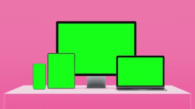 Krom Anahtar için Yeşil Ekranlı Laptop Bilgisayar ve Akıllı Telefon. Akıllı Telefon ve Tablet 'in Mock Up' ı Pembe Arkaplanda Kromakey İçin Yeşil Ekranlar. Elektronik Nesneler Sunumu