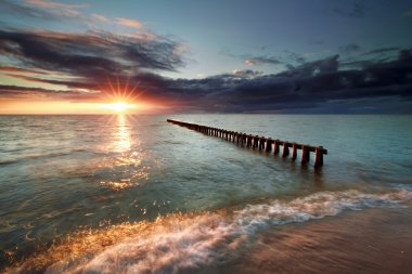 günbatımı IJsselmeer Gölü içinde dalgakıran üzerinde