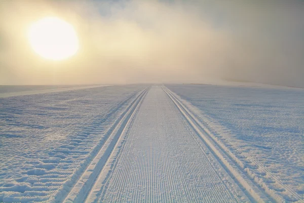 Διαδρομής σκι στο χιόνι με την Ανατολή — Φωτογραφία Αρχείου