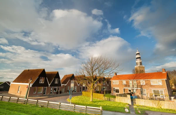 Красивый город Hindeloopen и голубое небо — стоковое фото