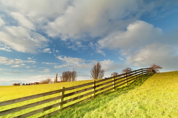 Hek op grasland en mooie hemel in Hindeloopen — Stockfoto