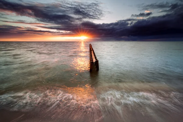 Pôr do sol na praia de Ijsselmeer — Fotografia de Stock