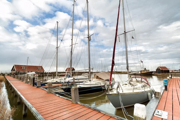Yachts on harbor in Hindeloopen — Stock Photo, Image