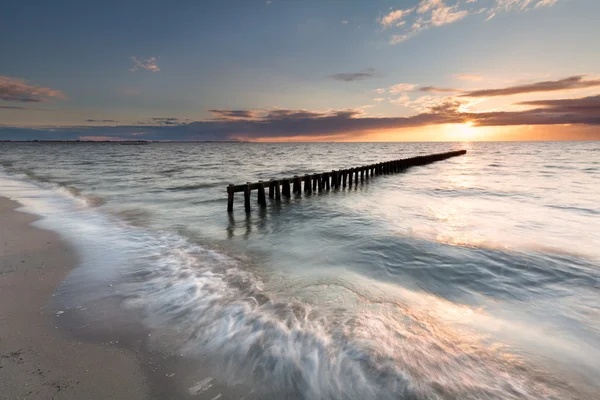 Pôr-do-sol de ouro no lago Jisselmeer — Fotografia de Stock