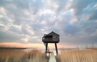 Dollard kıyısında ahşap gözetleme kulesi