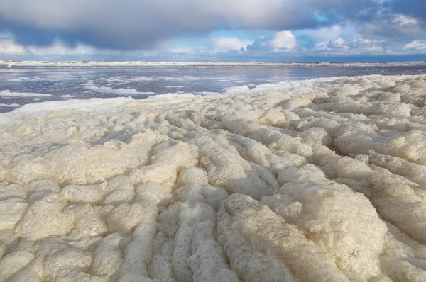 Espuma de surf na praia após tempestade — Fotografia de Stock