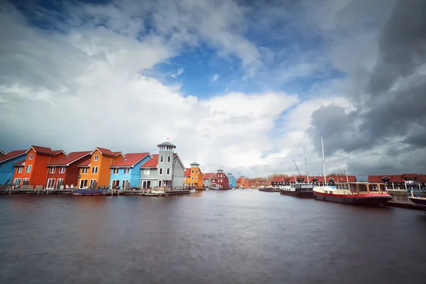 Bâtiments colorés sur l'eau, le yach et les bateaux — Photo