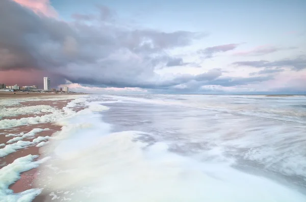 Burzliwy plaż Morza Północnego z surfowania w sunrise — Zdjęcie stockowe