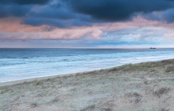 Atardecer lluvioso sobre la costa norte del mar — Foto de Stock