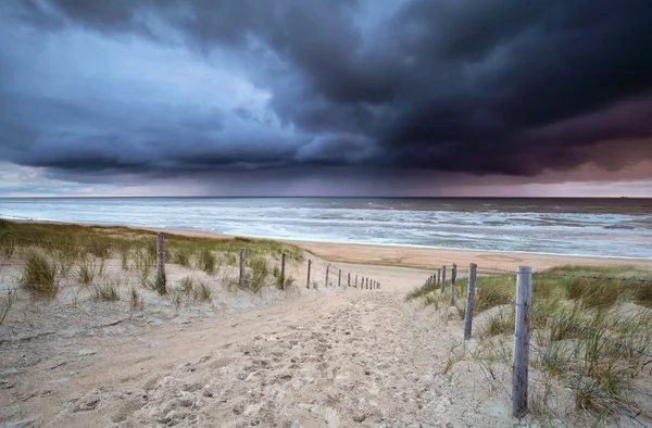 Chuveiros rolando sobre o mar do norte ao pôr do sol — Fotografia de Stock