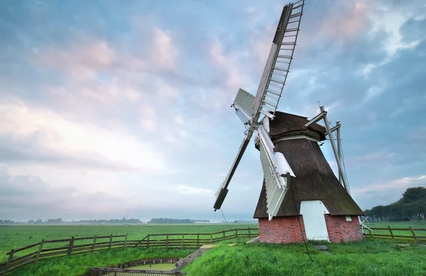Голландская ветряная мельница на рассвете — стоковое фото