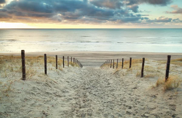 夕暮れ時北の海砂の道 — ストック写真