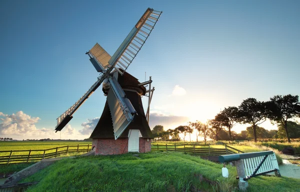 Alte holländische Windmühle bei Sonnenaufgang — Stockfoto