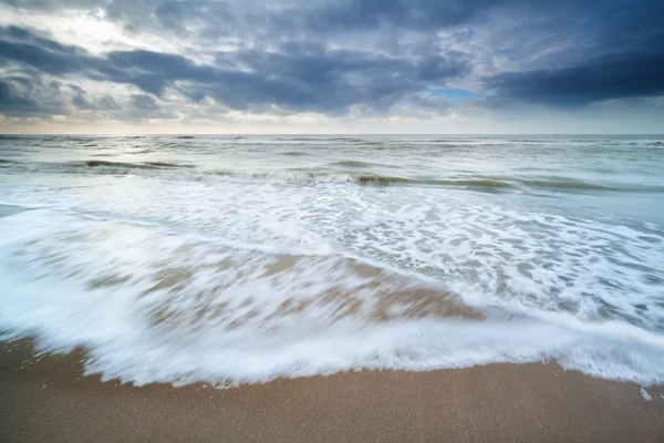 Costa do mar do Norte em dia nublado — Fotografia de Stock