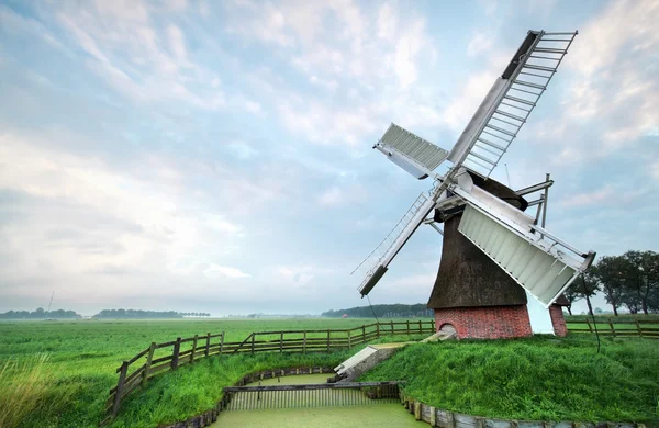 Holandský větrný mlýn během bouřky letní ráno — Stock fotografie