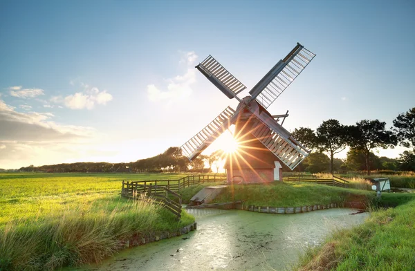 Soleil derrière moulin à vent néerlandais — Photo