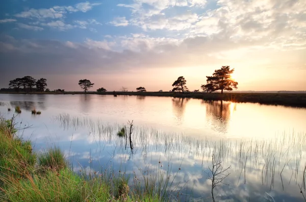 Reflectie van de hemel in meer bij zonsondergang — Stockfoto