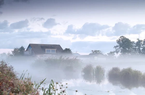 Boerderij in de ochtend mist — Stockfoto