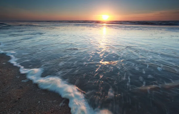 北の海に日没日差しの中 — ストック写真